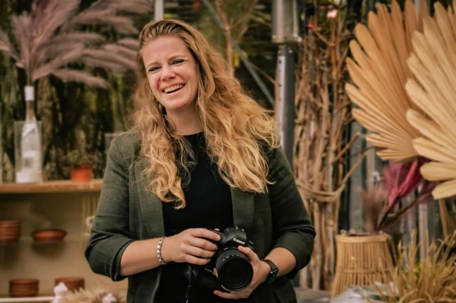 ~ Wanneer ik tijdens een trouwreportage zelf ook vastgelegd worden 📸 Genieten van het vastleggen van een trouwreportage naast al mijn andere fotoshoots is dit het mooiste wat er is!! Het is geweldig om steeds weer nieuwe mensen ontmoeten, hun wensen vastleggen en herinneringen creëren met de diepgang en liefde 💛