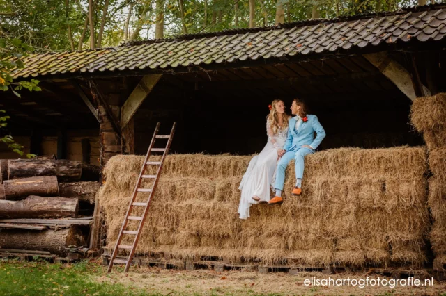 ~ Tussen het hooi 🌾 Wie had gedacht dat zo’n romantisch tafereel kon ontstaan op een boerderij in Heemskerk met Amerikaanse boerderij vibes? 😍
.
.
#trouweninheemskerk #wedding #trouwreportage #beverwijk #heemskerk #boerderij #amerikaansevibes #zonnebloemen #huwelijk #flowers #fotografie #bruidsboeket #trouwfotograaf #photography #photo #herfst #herfstwedding #green #weddingphotography #mrandmrs #huwelijk #trouwenopboerderij #fotograafgezochtnoordholland #trouwen #trouwenin2025 #wegaantrouwen #canon #elisahartogfotografie
————————