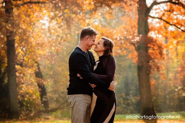 ~ Ze mogen dan ouders zijn, maar ook tijdens de gezinsshoot verdienen zij een moment in de spotlight! 🧡
.
Zie ook vorige post • Gezinsshoot 
.
#samenopdefoto #ouders #gezinsshoot #gezin #spontaan #herfst #family #fotoshoot #natuur #fotoshootindeherfst #verliefd #herfstkleuren #velserbeek #photograhy #bos #inthewoods #shoot #sun #familie #fotograafgezochtnederland #fotograaf #fotografie #canon #elisahartogfotografie
————————