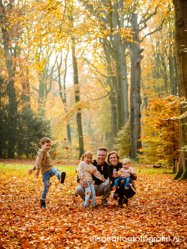 ~ Een vroege ochtendzon, bomen in hun mooiste herfstkleuren en een gezin vol energie 🍂🍁 Wat hebben we genoten tussen de bladeren! Het was een drukke periode vol herfstshoots. Een aantal plekken voor volgend jaar is al geboekt, maar er zijn nog een paar vrije plekken!!!
.
.
#familieshoot #gezinsshoot #gezin #samenopdefoto #spontaan #herfst #family #fotoshoot #natuur #fotoshootindeherfst #herfstkleuren #velserbeek #photograhy #bos #inthewoods #shoot #sun #familie #fotograafgezochtnederland #fotograaf #fotografie #canon #elisahartogfotografie
————————